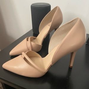 Classic pointed nude heel
